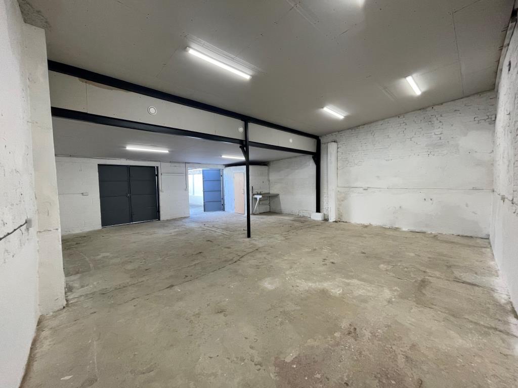 Lot: 123 - LARGE GARAGE WITH GROUND RENT INVESTMENT - 